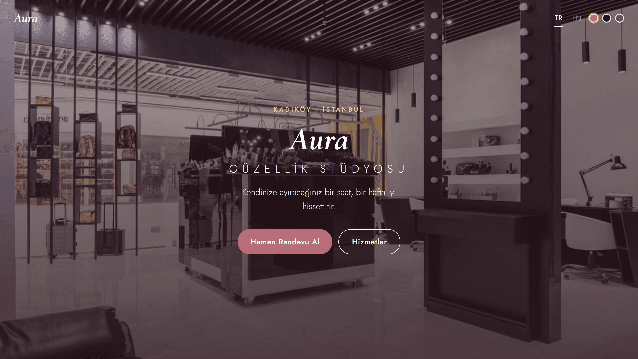 Aura Güzellik Stüdyosu hero with the TR/EN toggle and three theme dots in the header